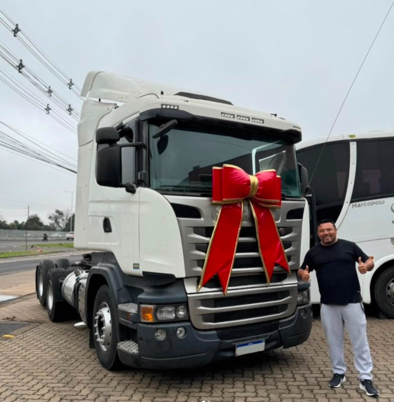 Cliente da Credice ao lado da carreta conquistada