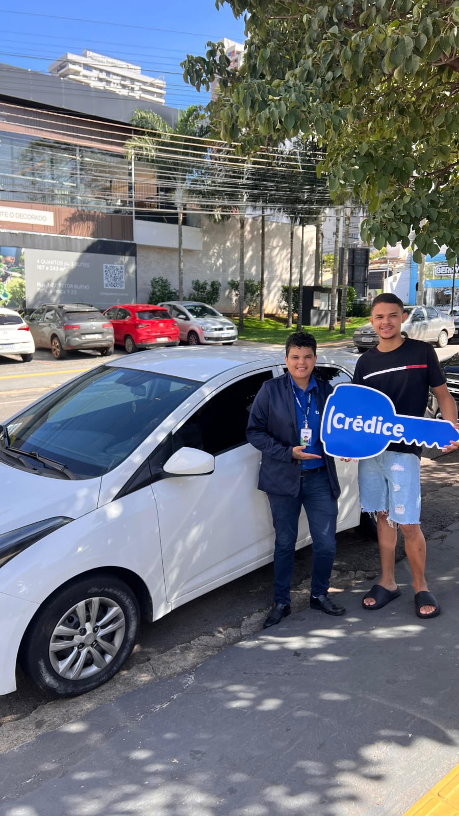 Cliente da Credice recebendo a chave do carro com a consultora